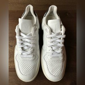Veja v10- black and white size 6